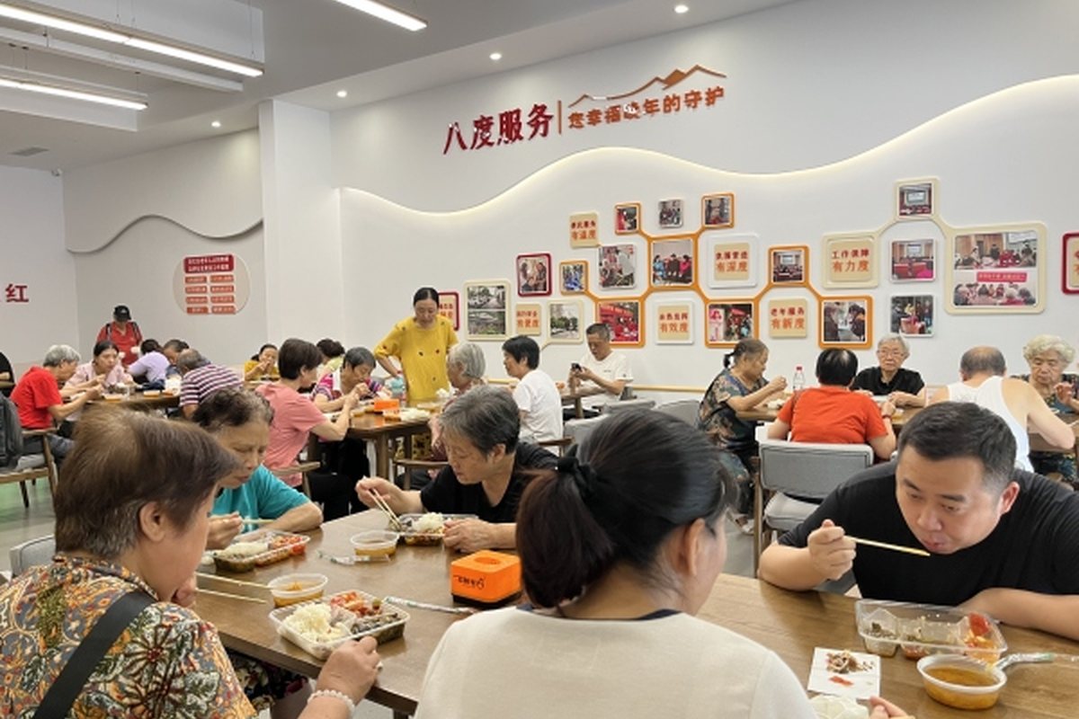 社区共享餐桌活动
